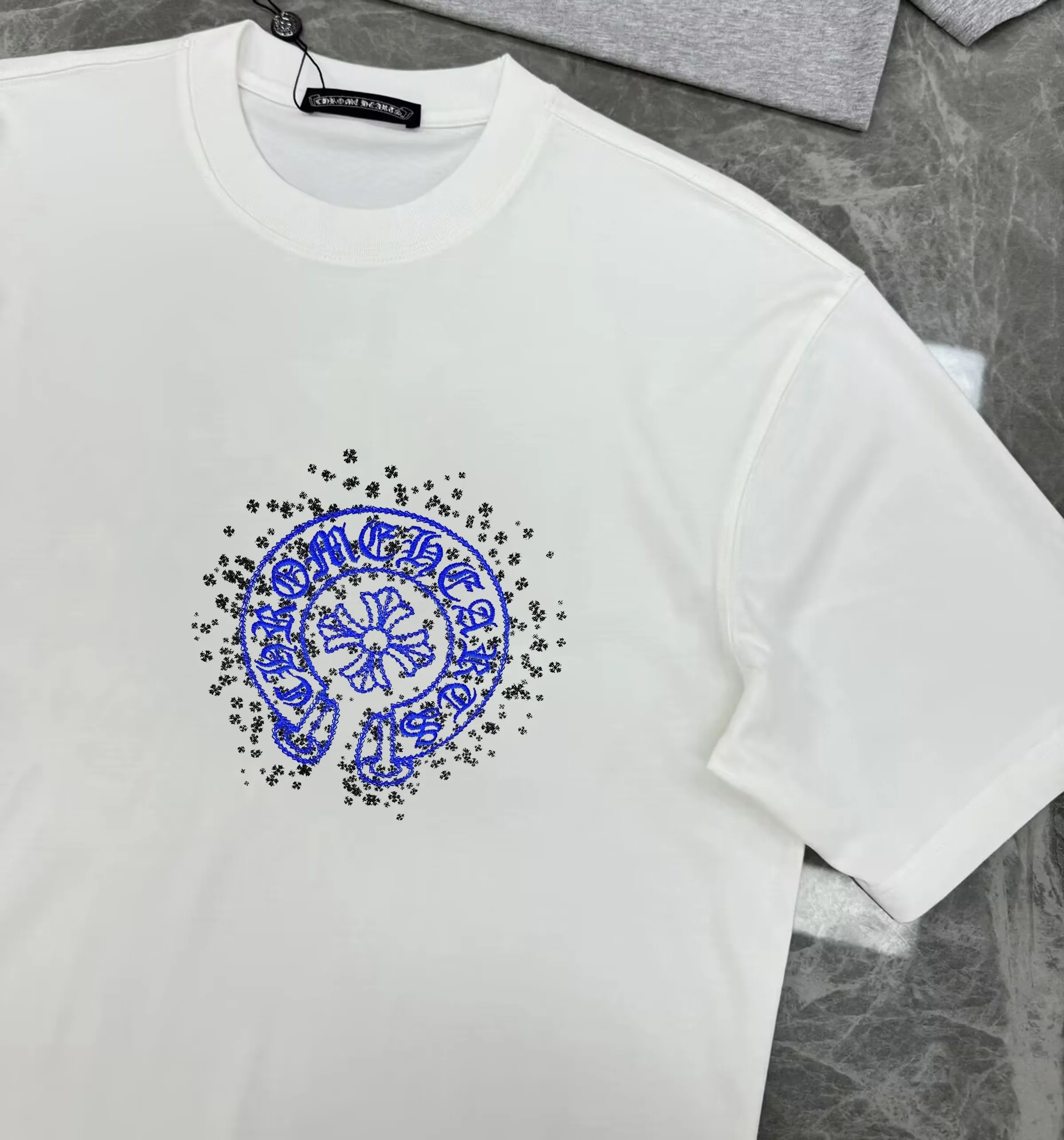 🅿️190 Year-round large supply, Croxin🔥🔥4050 new spring and summer fashionable round neck short sleeves👍high-end customization and versatile styles! It is more practical and can be easily controlled by anyone 🔥Made from 95% cotton + 5% Tencel 🔥fabric, it feels very nice, does not cause pilling, and does not deform. It is luxurious and classic 🐮logo design, very classy 👍A must buy for those who know the goods! The cut is a loose fit, suitable for both men and women! It shows your aura and also highlights your sophistication. This is its uniqueness. The effect on the upper body is very good. Size: S-XXL ⚠️Reference (model trying on, height 173cm, weight 145kg, wearing size L), can wear up to 200kg.